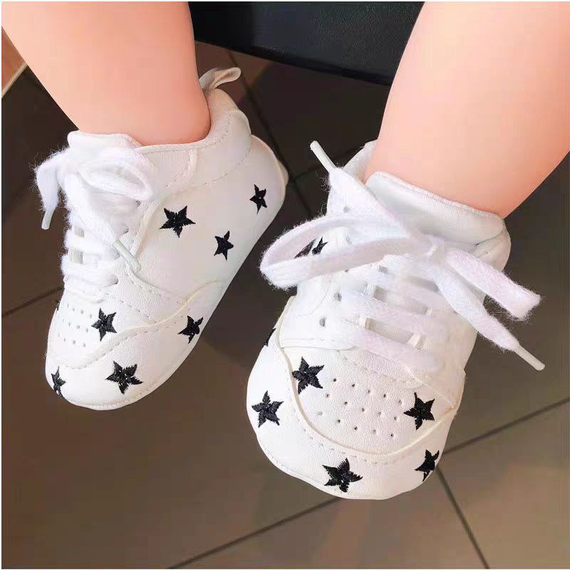 حذاء الرضع بتصميم مطرّز بنجوم