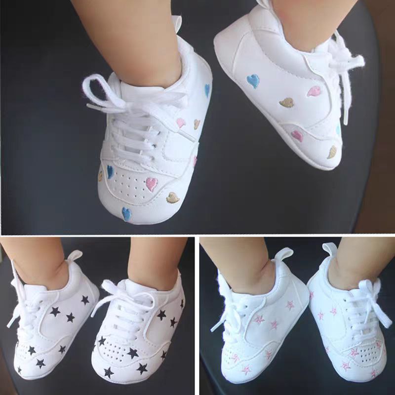 حذاء الرضع بتصميم مطرّز بنجوم