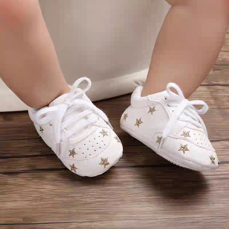 حذاء الرضع بتصميم مطرّز بنجوم