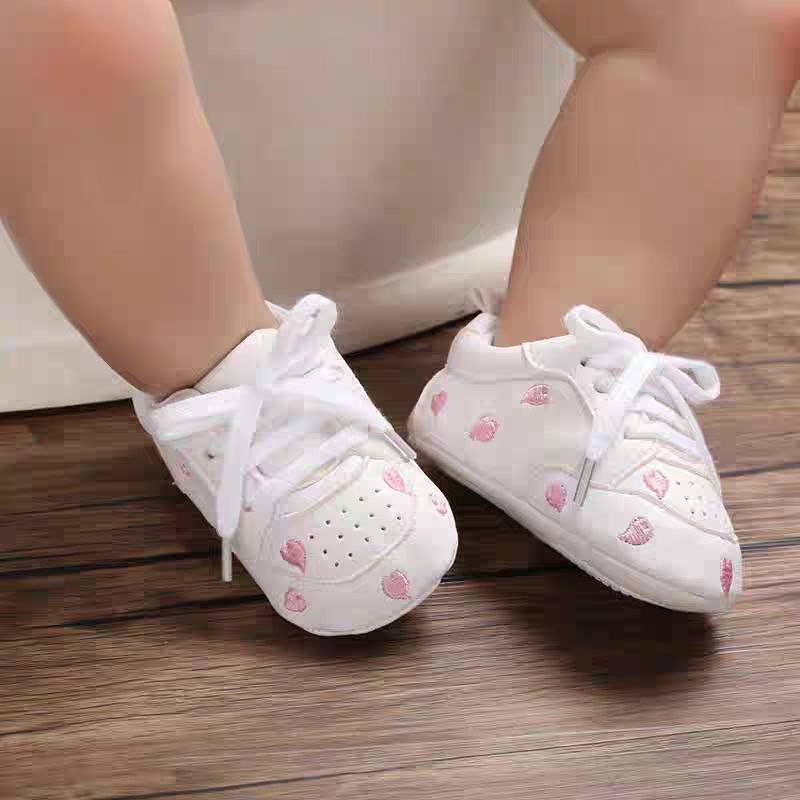 حذاء الرضع بتصميم مطرّز بنجوم