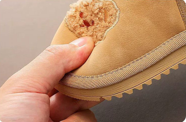 بوت شتوي بتصميم لطيف مزين بوجه دب