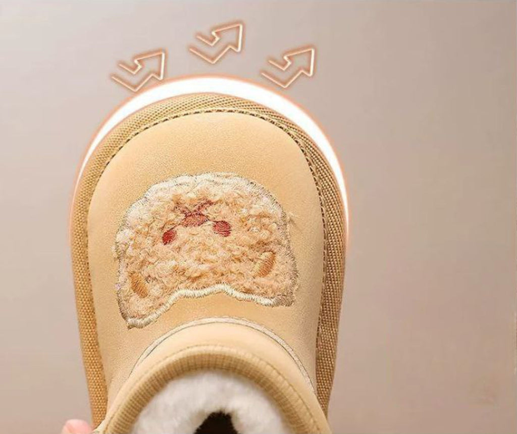 بوت شتوي بتصميم لطيف مزين بوجه دب