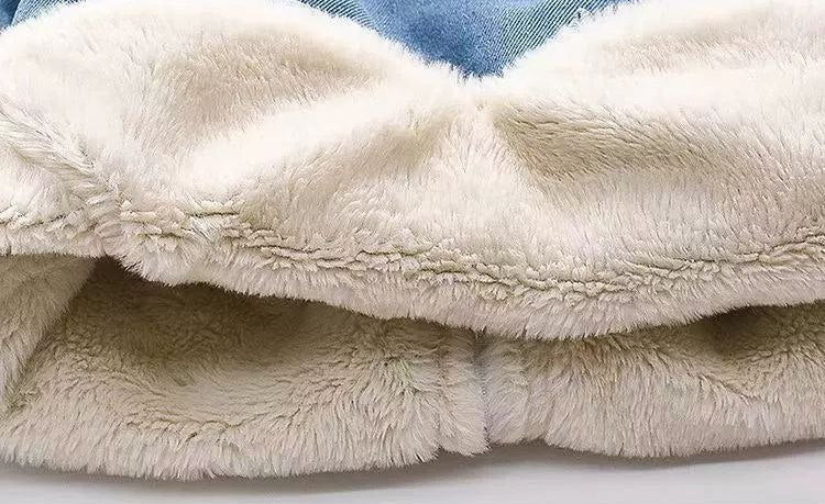 Chaqueta vaquera con forro cálido y diseño moderno