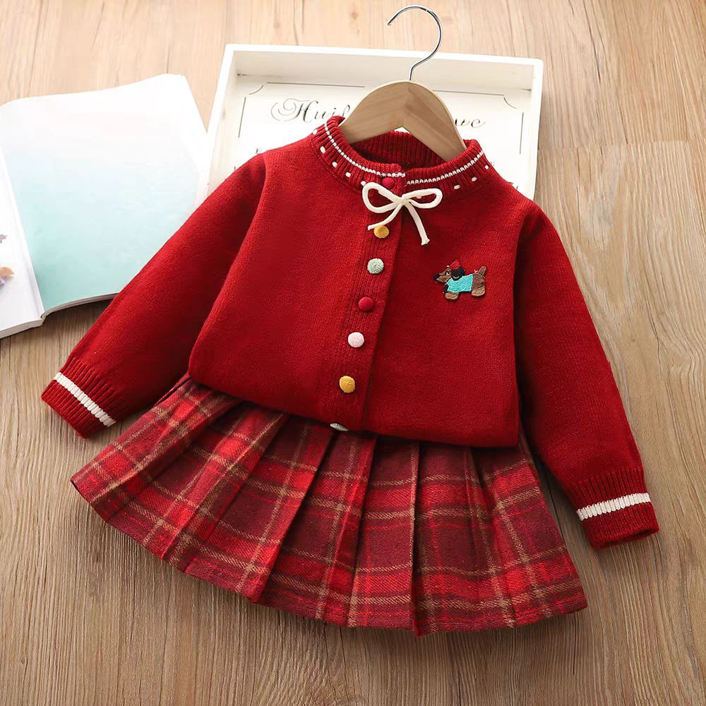 Vestido de invierno de una sola pieza con diseño clásico.