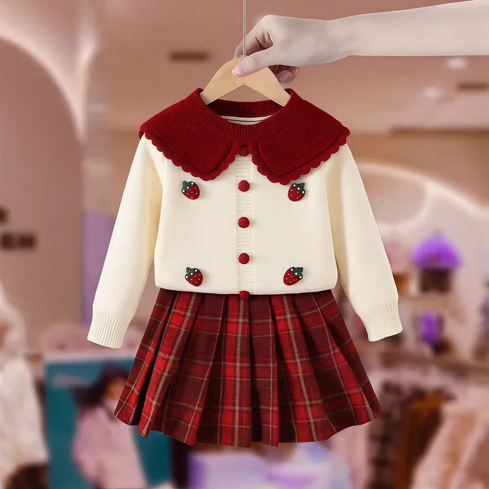 Vestido tejido con detalles de piel, de diseño elegante.