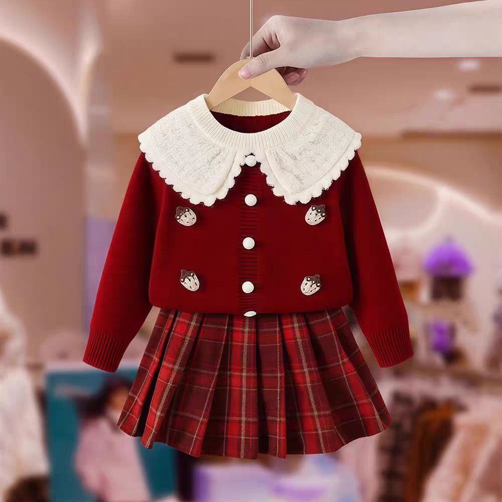 Vestido tejido con detalles de piel, de diseño elegante.