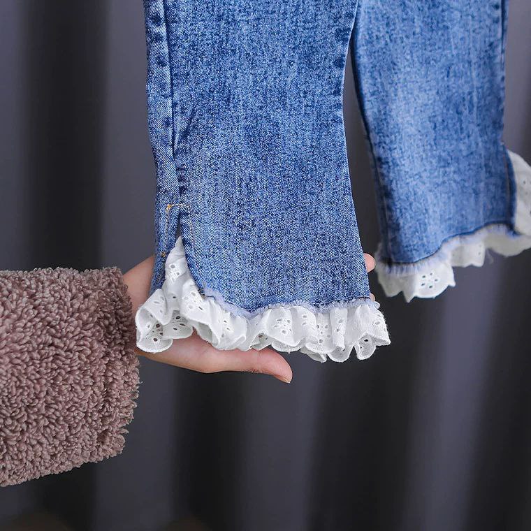 Conjunto de 2 piezas: blusa tejida con cuello decorado y pantalón vaquero.