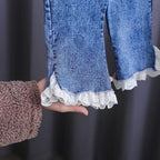 Conjunto de 2 piezas: blusa tejida con cuello decorado y pantalón vaquero.