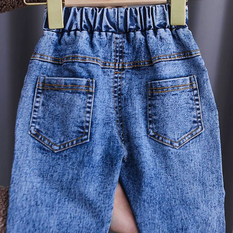 Conjunto de 2 piezas: blusa tejida con cuello decorado y pantalón vaquero.