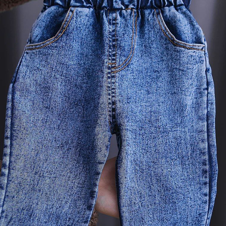 Conjunto de 2 piezas: blusa tejida con cuello decorado y pantalón vaquero.