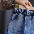 Conjunto de 2 piezas: blusa tejida con cuello decorado y pantalón vaquero.