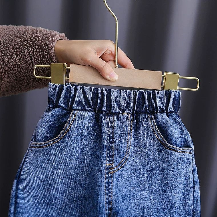 Conjunto de 2 piezas: blusa tejida con cuello decorado y pantalón vaquero.