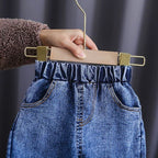 Conjunto de 2 piezas: blusa tejida con cuello decorado y pantalón vaquero.