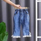 Conjunto de 2 piezas: blusa tejida con cuello decorado y pantalón vaquero.