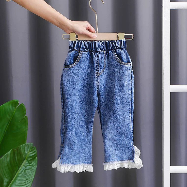 Conjunto de 2 piezas: blusa tejida con cuello decorado y pantalón vaquero.