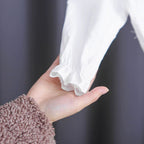 Conjunto de 2 piezas: blusa tejida con cuello decorado y pantalón vaquero.