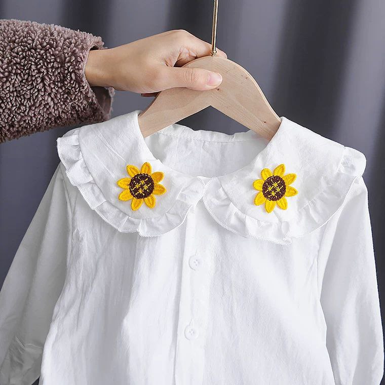 Conjunto de 2 piezas: blusa tejida con cuello decorado y pantalón vaquero.