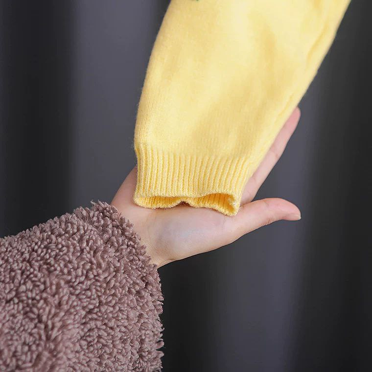 Conjunto de 2 piezas: blusa tejida con cuello decorado y pantalón vaquero.