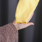 Conjunto de 2 piezas: blusa tejida con cuello decorado y pantalón vaquero.