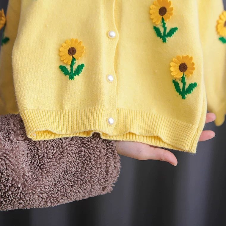 Conjunto de 2 piezas: blusa tejida con cuello decorado y pantalón vaquero.