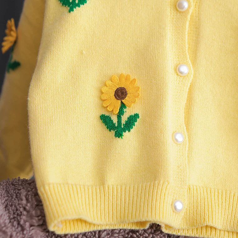 Conjunto de 2 piezas: blusa tejida con cuello decorado y pantalón vaquero.