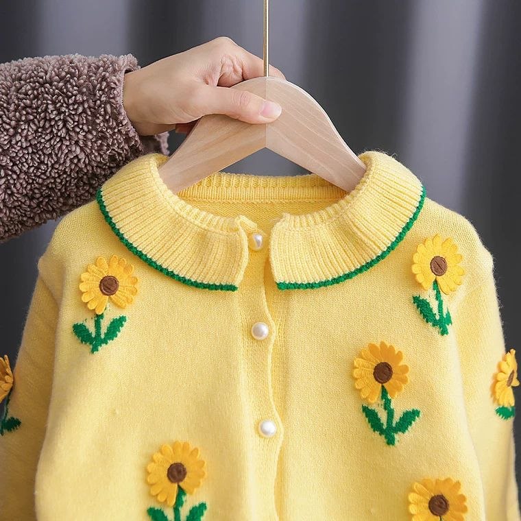 Conjunto de 2 piezas: blusa tejida con cuello decorado y pantalón vaquero.