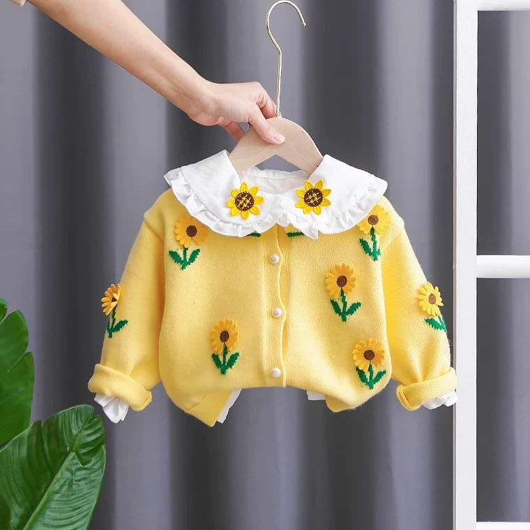 Conjunto de 2 piezas: blusa tejida con cuello decorado y pantalón vaquero.