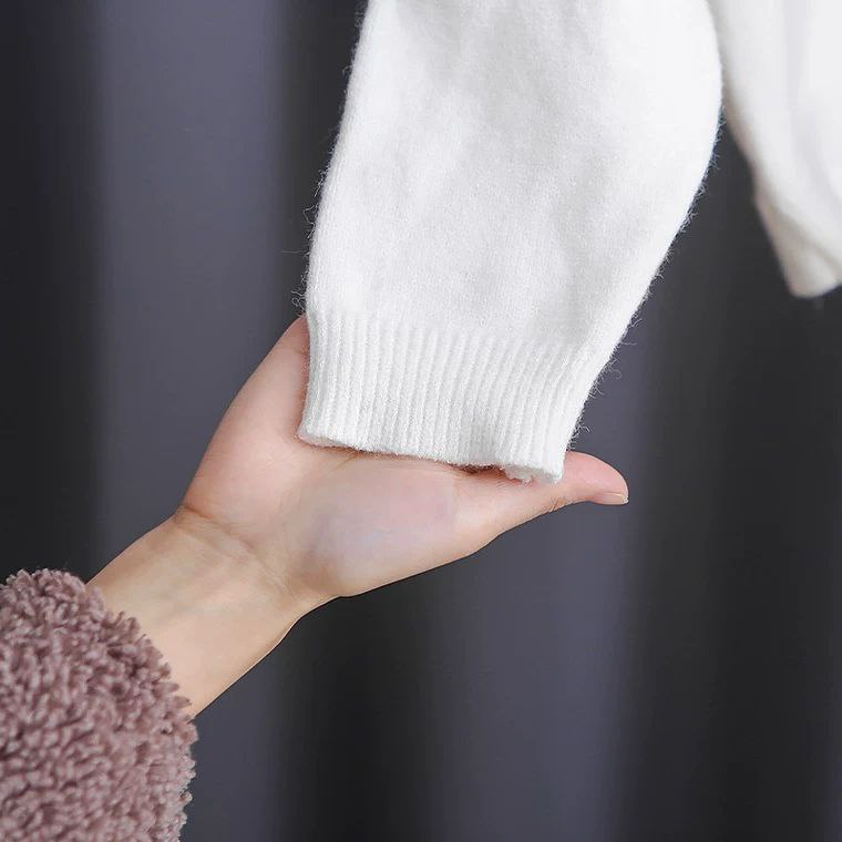 Conjunto de 2 piezas: blusa tejida con cuello decorado y pantalón vaquero.