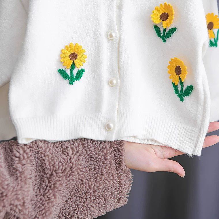 Conjunto de 2 piezas: blusa tejida con cuello decorado y pantalón vaquero.