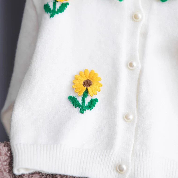 Conjunto de 2 piezas: blusa tejida con cuello decorado y pantalón vaquero.