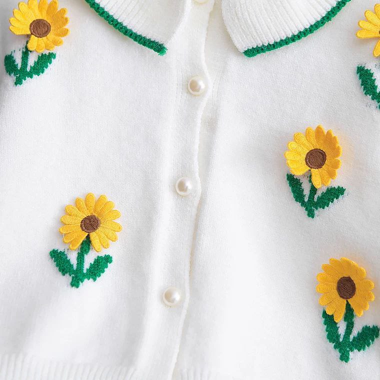 Conjunto de 2 piezas: blusa tejida con cuello decorado y pantalón vaquero.