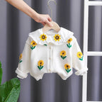 Conjunto de 2 piezas: blusa tejida con cuello decorado y pantalón vaquero.