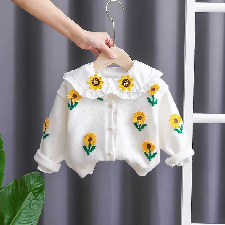 Conjunto de 2 piezas: blusa tejida con cuello decorado y pantalón vaquero.