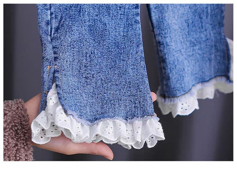 Conjunto de 2 piezas: blusa tejida con cuello decorado y pantalón vaquero.