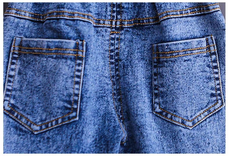 Conjunto de 2 piezas: blusa tejida con cuello decorado y pantalón vaquero.