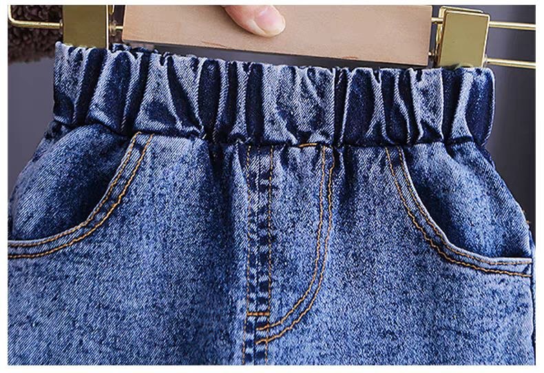 Conjunto de 2 piezas: blusa tejida con cuello decorado y pantalón vaquero.