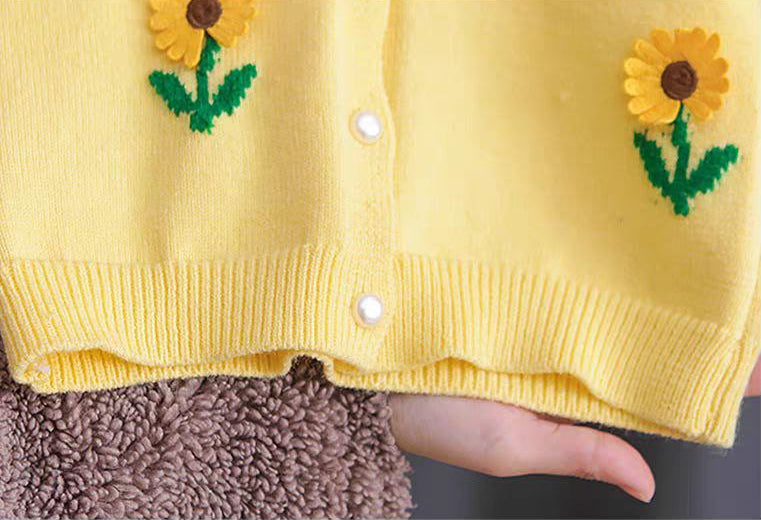 Conjunto de 2 piezas: blusa tejida con cuello decorado y pantalón vaquero.