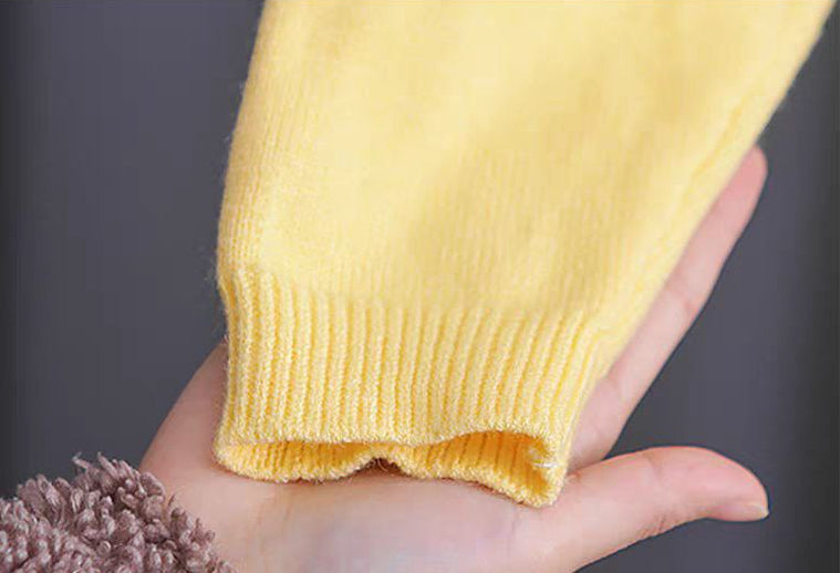 Conjunto de 2 piezas: blusa tejida con cuello decorado y pantalón vaquero.