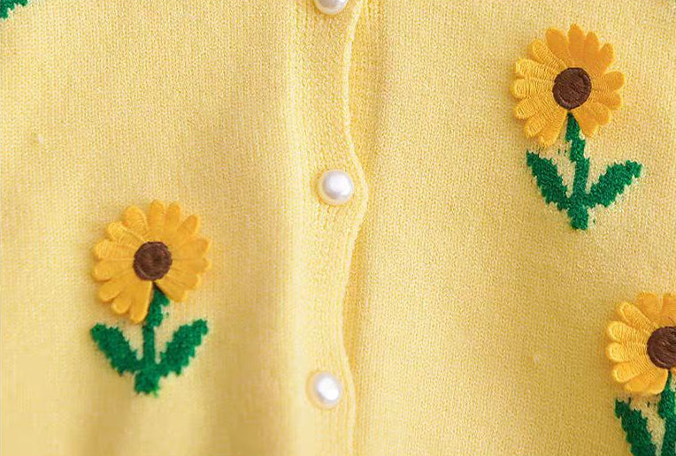 Conjunto de 2 piezas: blusa tejida con cuello decorado y pantalón vaquero.