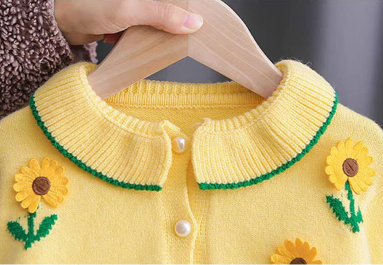 Conjunto de 2 piezas: blusa tejida con cuello decorado y pantalón vaquero.