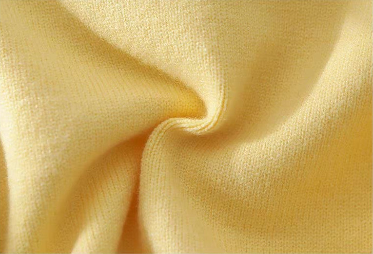 Conjunto de 2 piezas: blusa tejida con cuello decorado y pantalón vaquero.