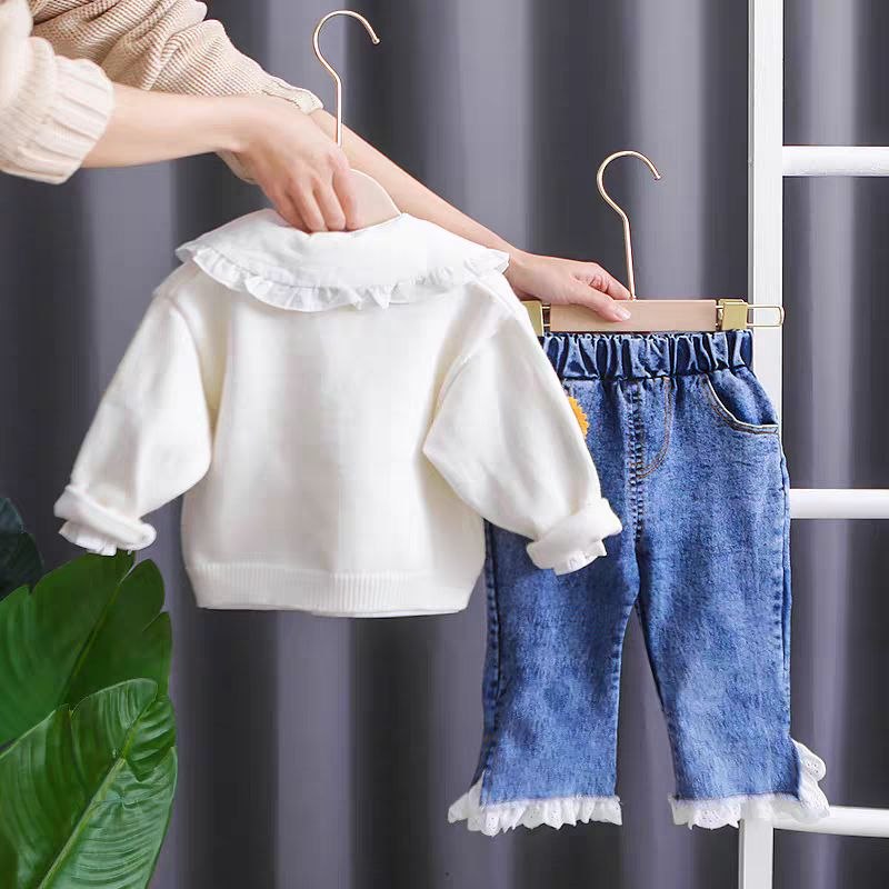 Conjunto de 2 piezas: blusa tejida con cuello decorado y pantalón vaquero.