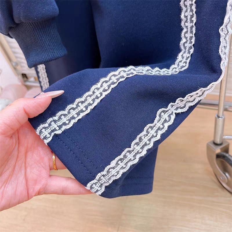 Conjunto de 2 piezas: sudadera con lazo destacado y falda integrada con pantalón.