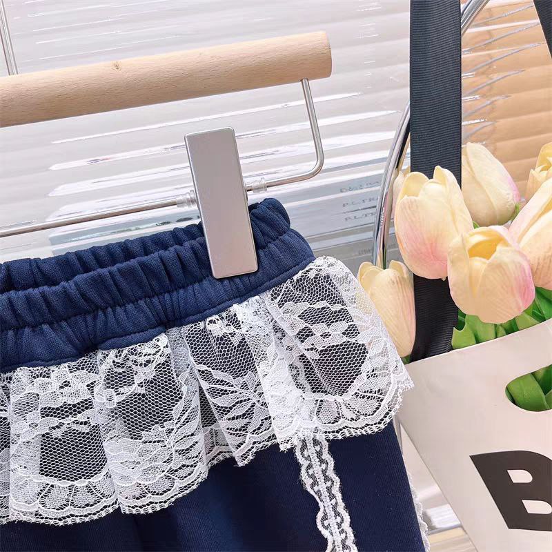 Conjunto de 2 piezas: sudadera con lazo destacado y falda integrada con pantalón.