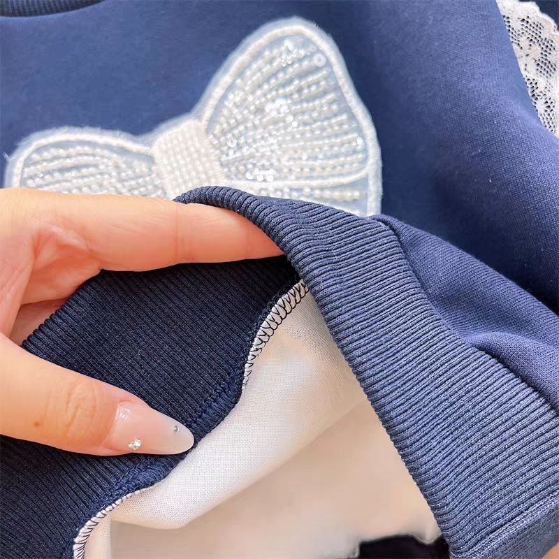 Conjunto de 2 piezas: sudadera con lazo destacado y falda integrada con pantalón.