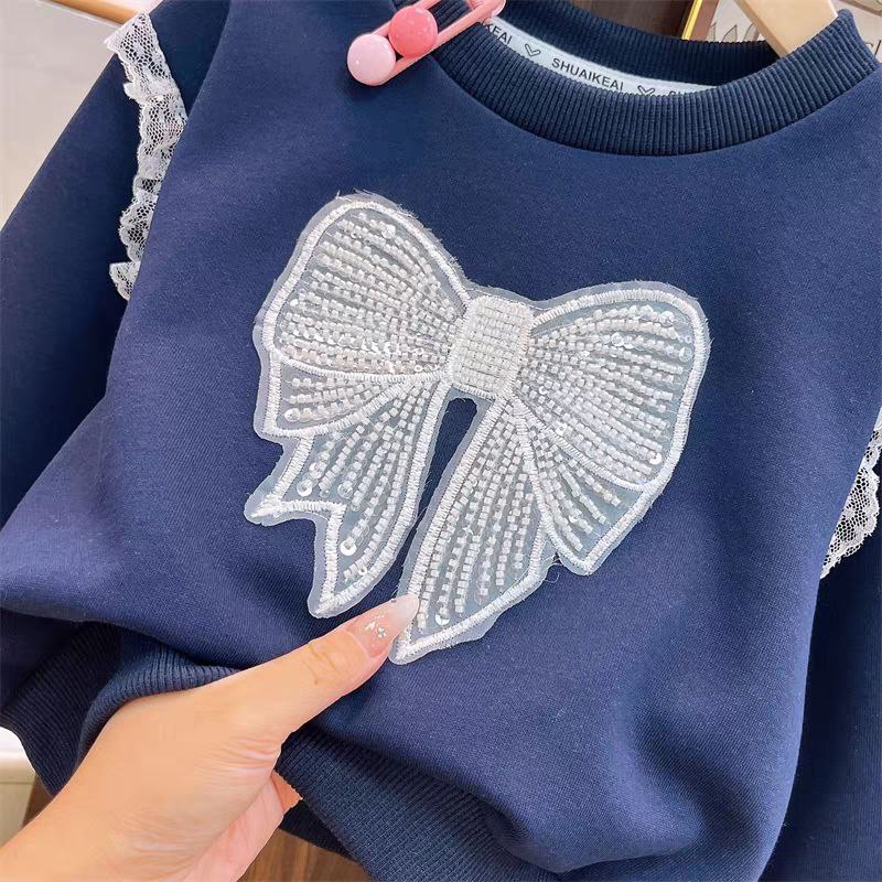 Conjunto de 2 piezas: sudadera con lazo destacado y falda integrada con pantalón.