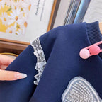 Conjunto de 2 piezas: sudadera con lazo destacado y falda integrada con pantalón.