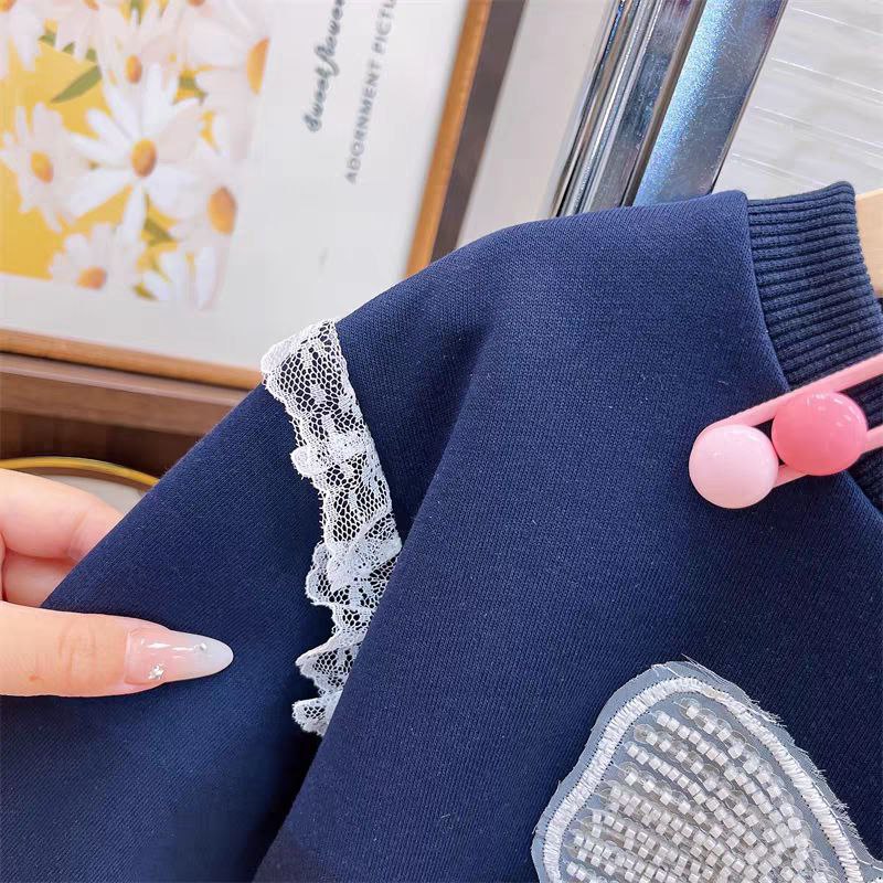 Conjunto de 2 piezas: sudadera con lazo destacado y falda integrada con pantalón.