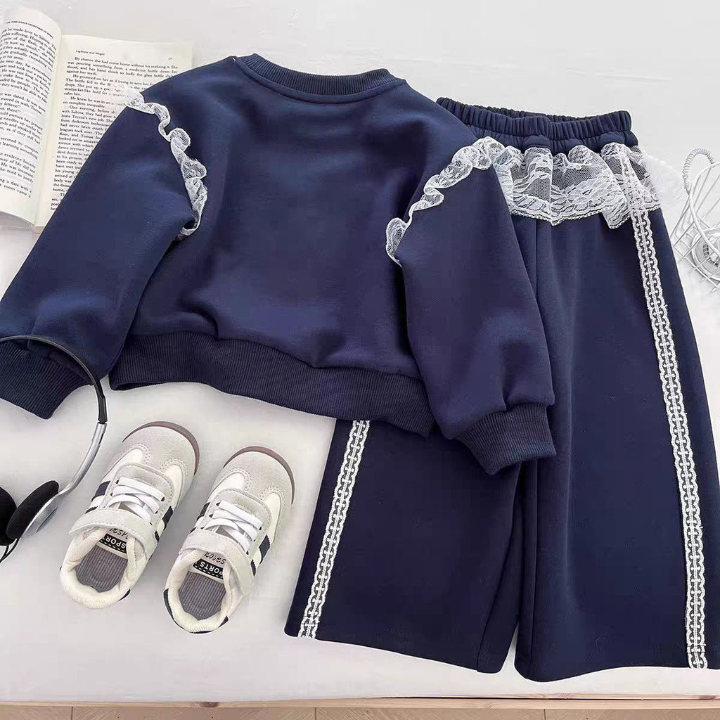 Conjunto de 2 piezas: sudadera con lazo destacado y falda integrada con pantalón.