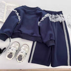 Conjunto de 2 piezas: sudadera con lazo destacado y falda integrada con pantalón.